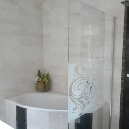 Villa-gaby Entiere Et Piscine 멍똥